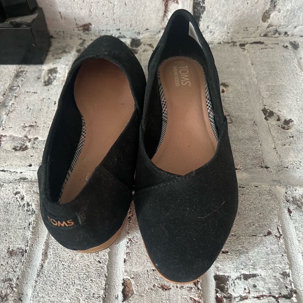TOMS Women's Black and Tan Flats